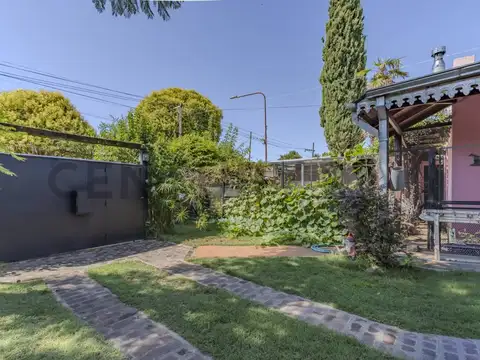 Casa con pileta en lote propio de 10 x 37 – Parque y entorno verde | 501 e/ 16 y 17