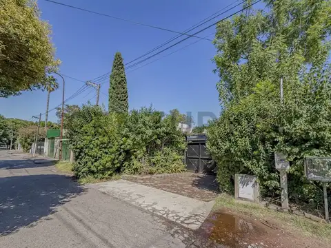 Casa con pileta en lote propio de 10 x 37 – Parque y entorno verde | 501 e/ 16 y 17