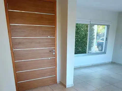 Casa en Alquiler con 2 cocheras