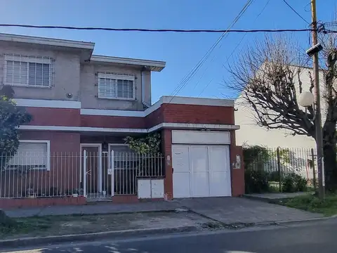 Casa al frente, Laprida a 2 cuadras Calchaqui