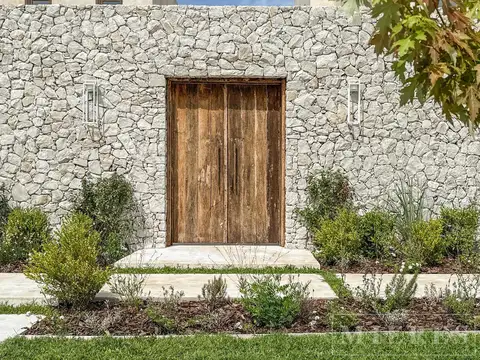 Casa 8 ambientes con 4 baños