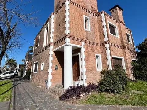 Casa en alquiler c/ cochera en Merlo