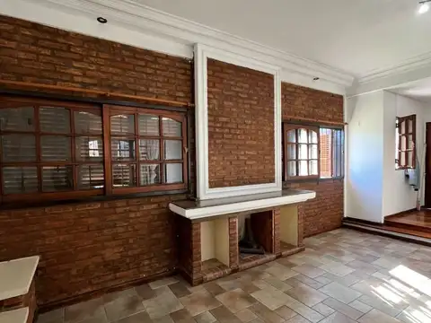Casa en Alquiler con 2 cocheras