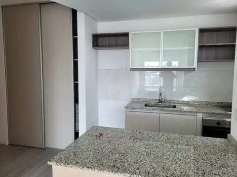 Monoambiente. Como nuevo. Ideal uso profesional. Amplio y luminoso. Excelente ubicación!