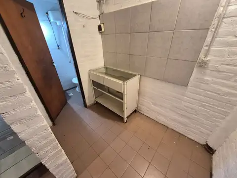 Local comercial de aprox 60 m2 con dos baño.