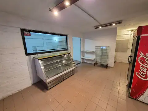 Local comercial de aprox 60 m2 con dos baño.