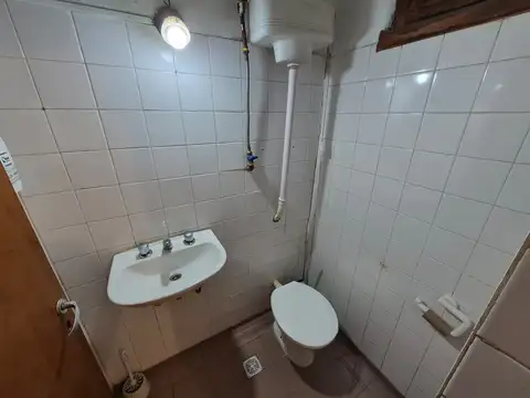 Local comercial de aprox 60 m2 con dos baño.