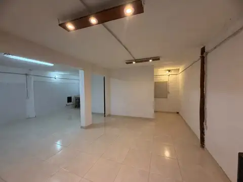 Local comercial de aprox 60 m2 con dos baño.