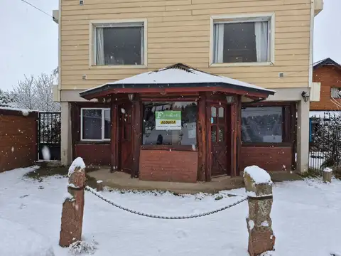 Local comercial de aprox 60 m2 con dos baño.