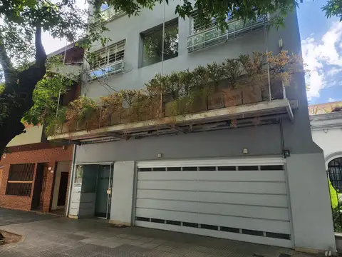 Excelente triplex, muy luminoso, con deck y dos terrazas.