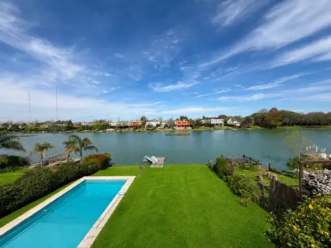 Casa en VENTA a la laguna - Barrio Santa Barbara 