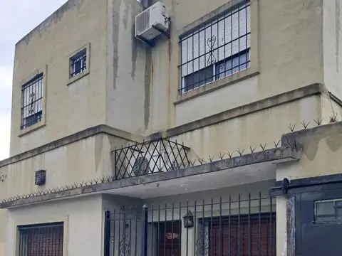 CASA  CON DEPARTAMENTO DE 2 AMB EN PLANTA ALTA Y FDO 