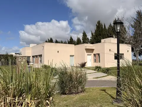 Venta Casa de 4 amb con parrilla y pileta Canning Barrio Santa Ines