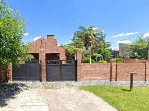 CASA EN VENTA EN GONNET - PARQUE Y PILETA