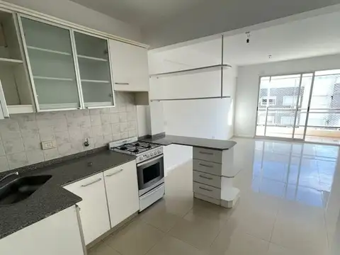 AMPLIO 2 AMB. AL FRENTE C/ BALCON Y COCHERA - M/LUMINOSO