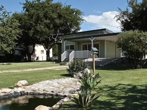 Casa 4 ambientes con 2 baños