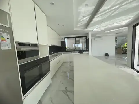 Casa 6 ambientes con 4 baños