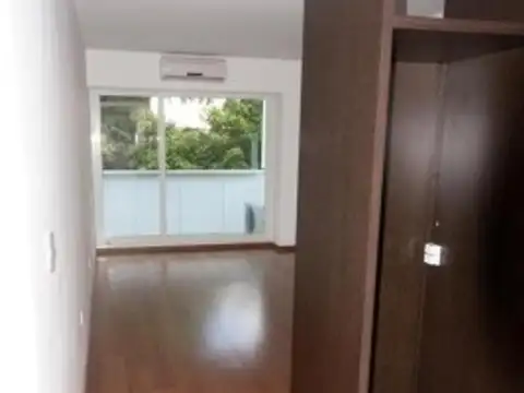 Monaombiente con balcón al frente