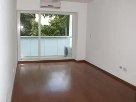 Monaombiente con balcón al frente