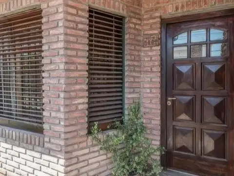 Casa en venta - 4 Dormitorios 2 Baños - Cocheras - 300Mts2 - La Matanza