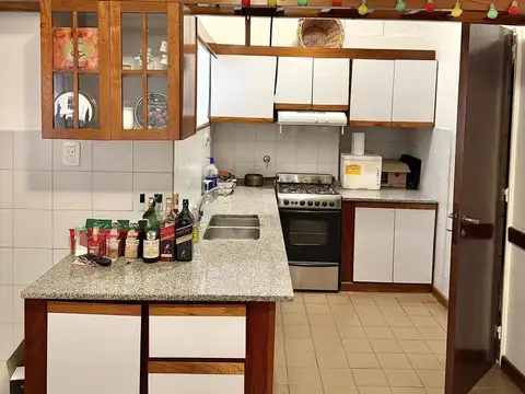 Casa 9 ambientes con 2 baños