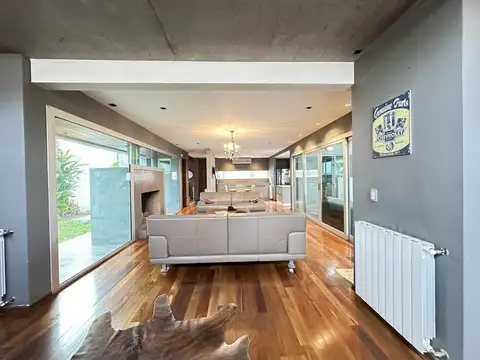 VENTA CASA 6 AMBIENTES BERNAL