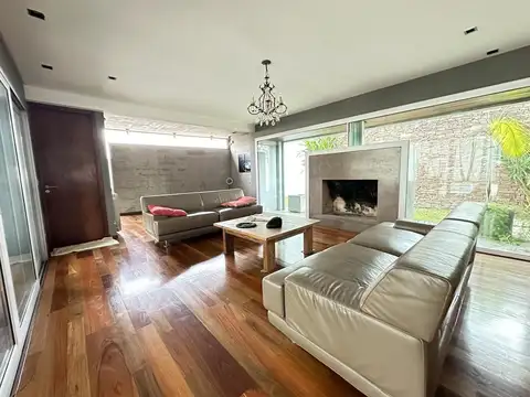 Casa 5 ambientes con 4 baños