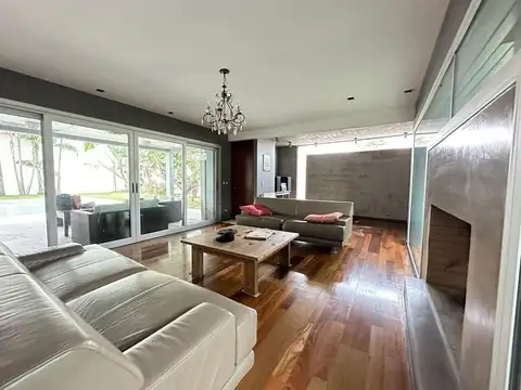 Casa en Venta con 3 cocheras