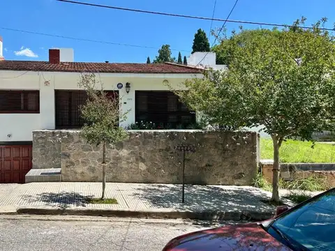 SE VENDE CASA - 3 DORM.- COLINAS DE VELEZ S.