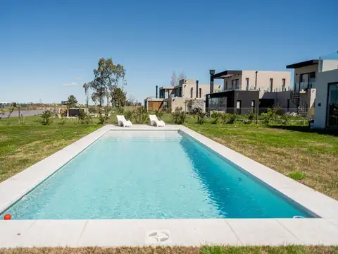 Casa en Alquiler con 2 cocheras