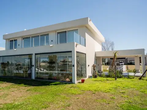 Casa en Alquiler con 2 cocheras