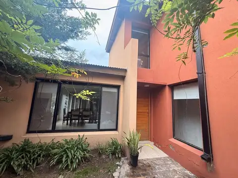 CASA EN VENTA EN MONTE. MODERNA Y LUMINOSA