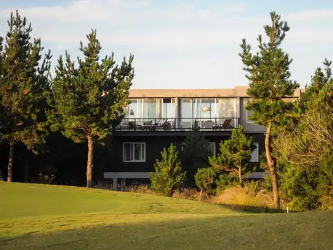 Moderna casa desarrollada en 3 plantas en El Golf 1 de Costa Esmeralda.