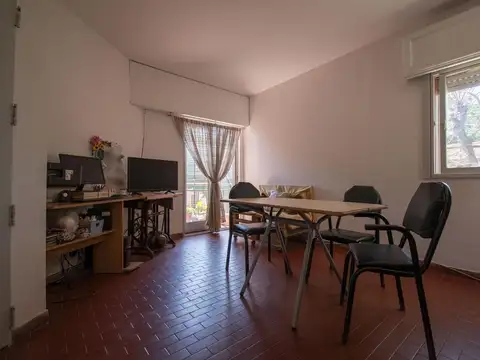VENTA DEPARTAMENTO AL FRENTE  4 AMBIENTES CON COCHERA PREDIO CERRADO PERMUTA
