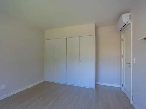 Casa en Alquiler con 4 cocheras