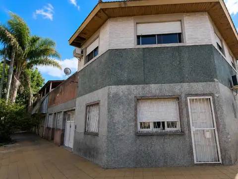 OPORTUNIDAD VENTA CASA  6 AMBIENTES MULTIFAMILIAR COCHERA PATIO