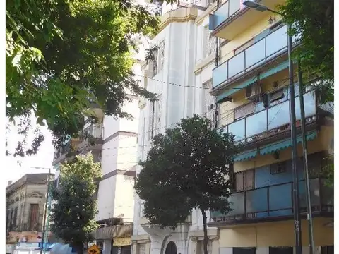 DEPARTAMENTO DE 3 AMBIENTES AL FRENTE CON BALCON CORRIDO Y C