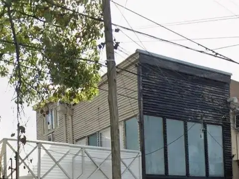 "Oportunidad Única: Casa + Local Comercial en el Corazón de Tigre, Calle Italia"