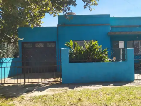 Casa + departamento al fondo sobre amplio lote!!