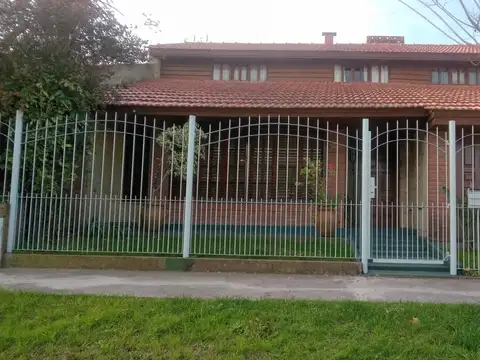 VENTA CHALET 4 AMBIENTES - BARRIO SAN CAYETANO