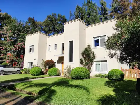 VENTA exc, propiedad 4 amb, en barrio Privado Los 3 Coniles