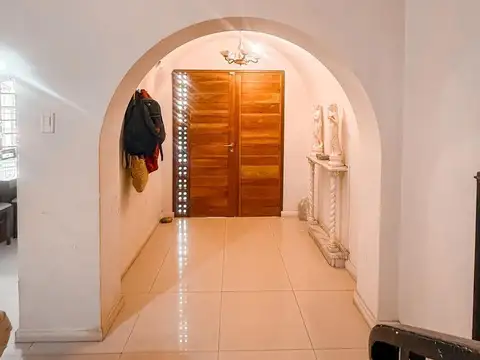Casa 8 ambientes con 1 baño