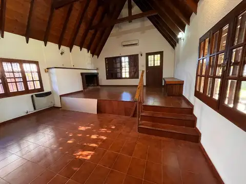 Casa 4 ambientes con 2 baños
