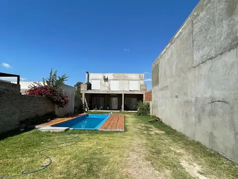 Casa 4 ambientes con 2 baños