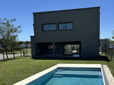 Casa 4 ambientes con 3 baños