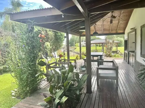 Casa en venta  5 ambientes en Country Nautico Isla del Este con amarra