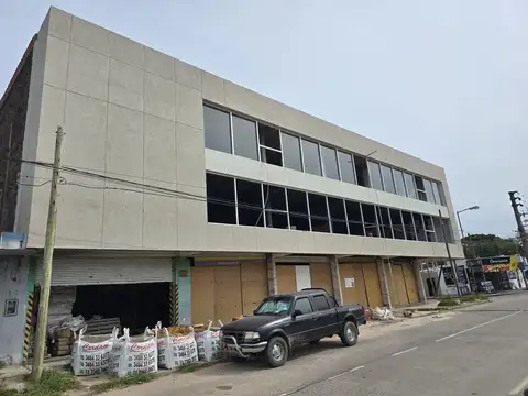 Alquiler de 2 Pisos de OFICINAS 1 er  y 2 do piso plantas Libres en Belen De Escobar