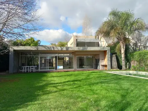 Casa en Venta con 3 cocheras