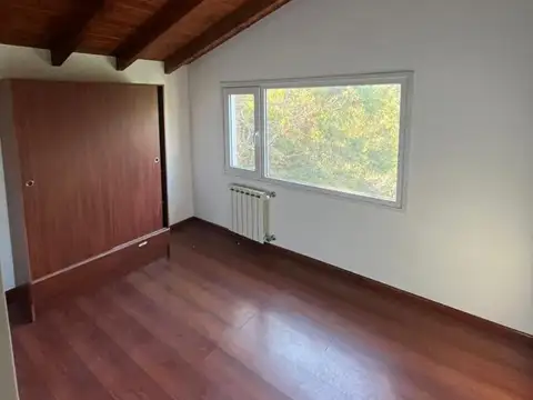 Casa en Alquiler con 1 cochera