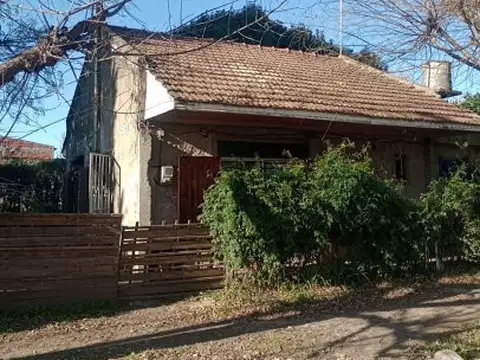 CASA 3 AMBIENTES EN ESQUINA , LA CAPILLA FCIO,VARELA